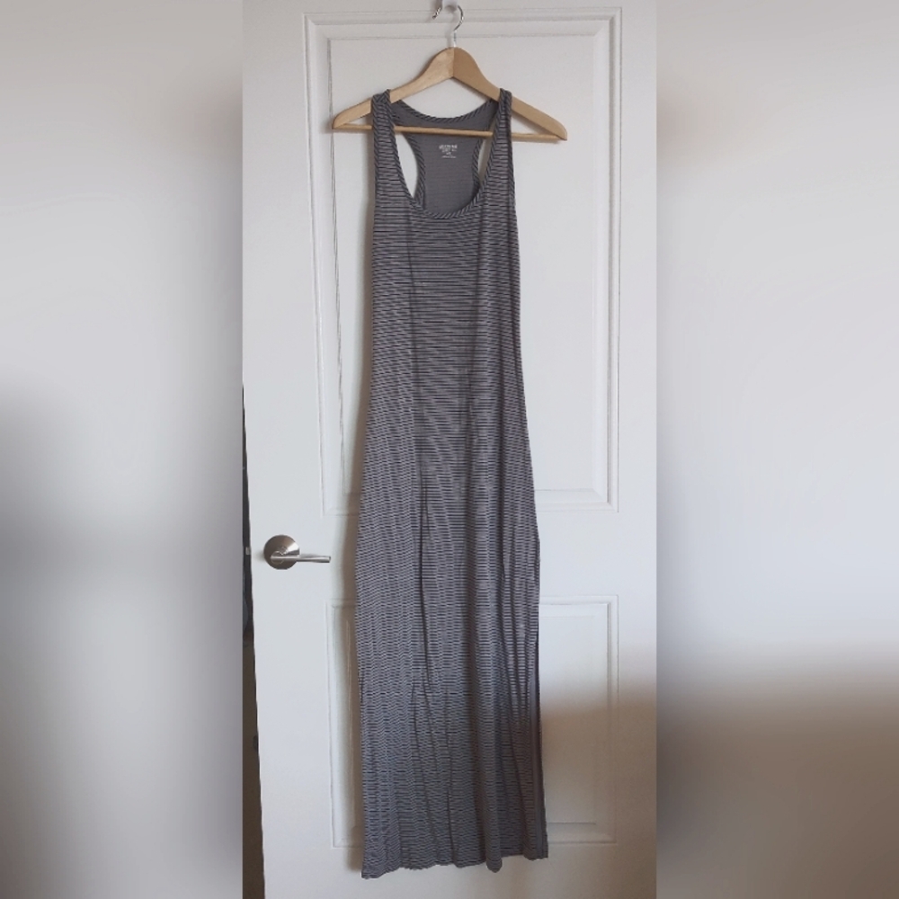 Maxi dress with single slit